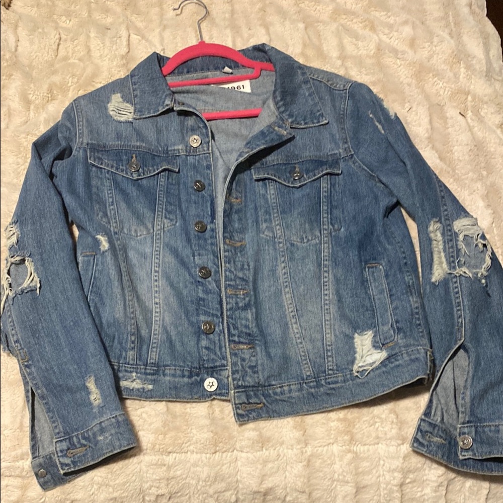 DL1961 holey jean jacket. Excellent condition (holes are intentional!). Size S